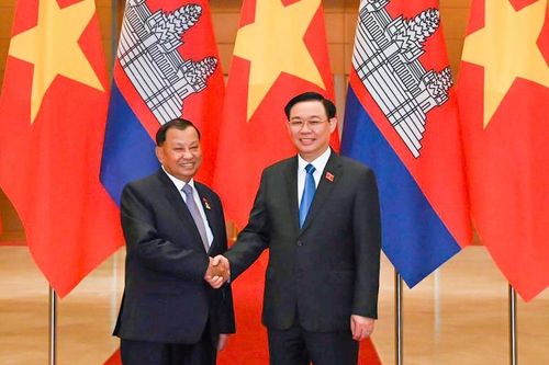 Chủ tịch Quốc hội Vương Đình Huệ chúc mừng Cố vấn tối cao trực tiếp của Quốc vương Campuchia