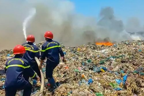 Cháy bãi rác Hòa Phú, cột khói đen bốc cao cả trăm mét