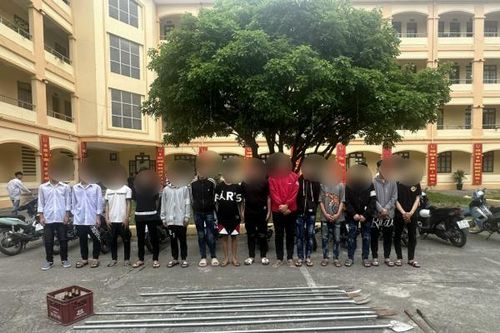 Triệu tập 29 thanh, thiếu niên mang dao phóng lợn, chạy xe náo loạn đường phố