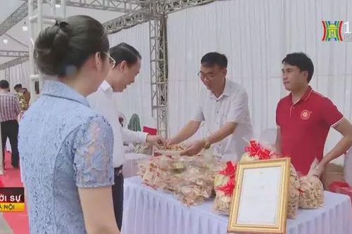 Trưng bày sản phẩm OCOP chào mừng Đại hội MTTQ