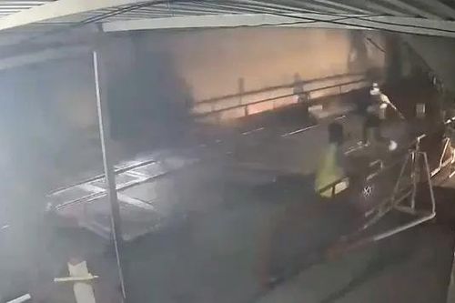 Nhân viên gác chắn cứu thanh niên lao đầu vào đoàn tàu