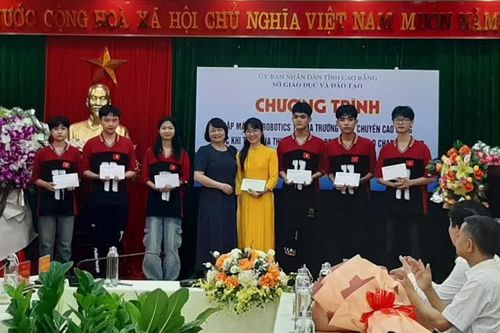Cao Bằng: Gặp mặt đội tuyển học sinh tham gia giải đấu Robotics thế giới