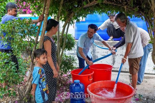 Hơn 15.000 lít nước ngọt đến với người dân vùng khô hạn