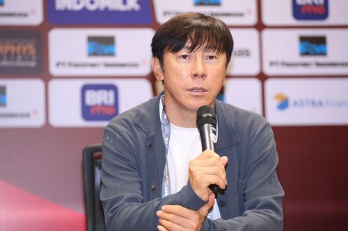 HLV Shin Tae-yong mỉa mai trọng tài đóng kịch, xử ép U23 Indonesia