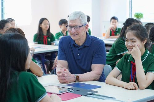 CEO Tim Cook ăn mặc giản dị, giao lưu cùng học sinh Hà Nội