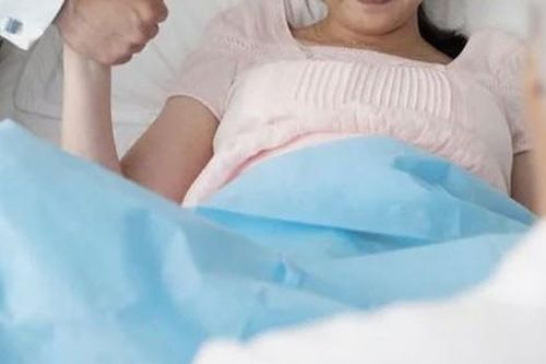 Vợ và bồ sinh con cùng một ngày tại cùng một bệnh viện, sốc nhất là thái độ của chồng