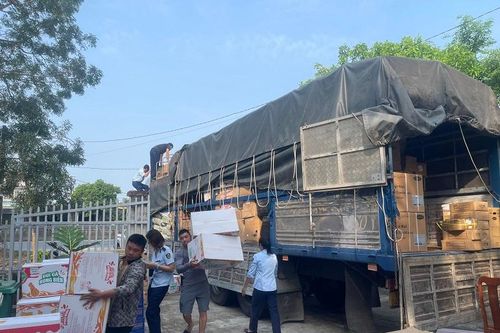 Tịch thu số lượng lớn hàng hóa nhập lậu đang trên đường đi tiêu thụ