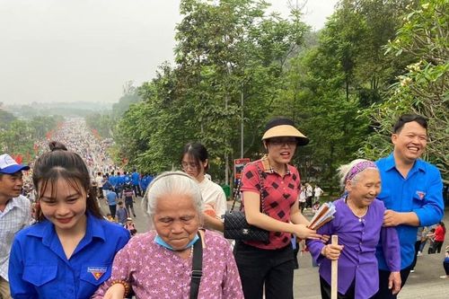 Phú Thọ: Hình ảnh đẹp của những đoàn viên tình nguyện dịp Lễ hội Đền Hùng