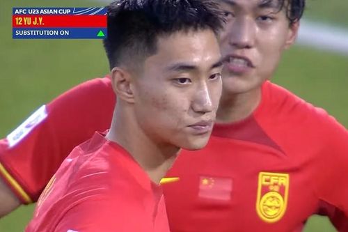 U23 Trung Quốc tung thủ môn vào đá tiền đạo trong trận thua Nhật Bản