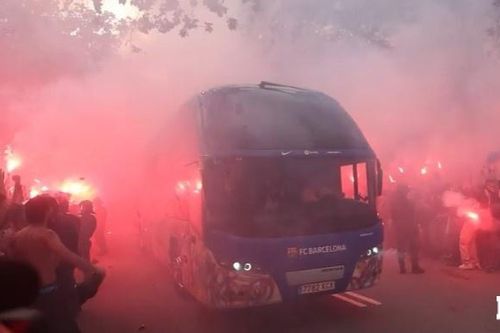 CĐV Barca ném đá nhầm xe buýt đội nhà