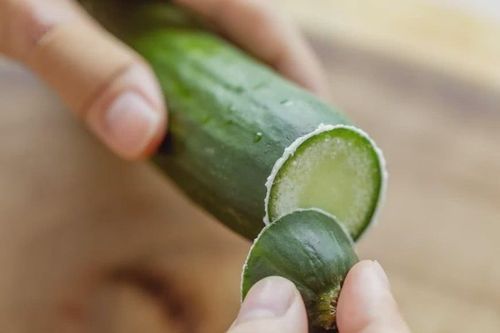 Tại sao phải chà xát 2 đầu khi ăn dưa chuột?
