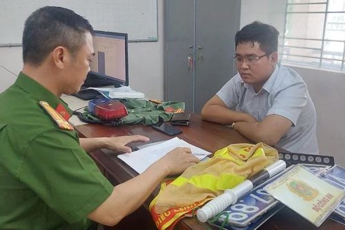 Gắn 'biển số 80A' rồi giả làm cán bộ kiểm tra Điều lệnh CAND