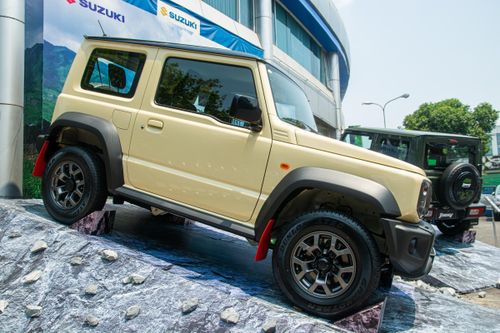 Suzuki Jimny đang 'bia kèm lạc' hàng chục triệu đồng