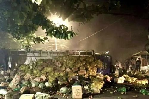Xe tải lật ngang trên quốc lộ, rau củ tràn ra đường, ách tắc giao thông