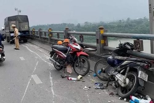 Tai nạn giao thông mới nhất 17/4/2024: xe tải mất lái trên cầu Thanh Trì