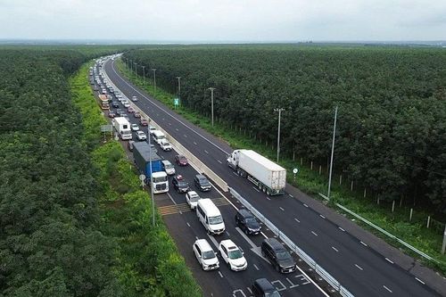 Gấp rút thi công các trạm dừng nghỉ phục vụ đi lại dịp lễ 30/4 -1/5