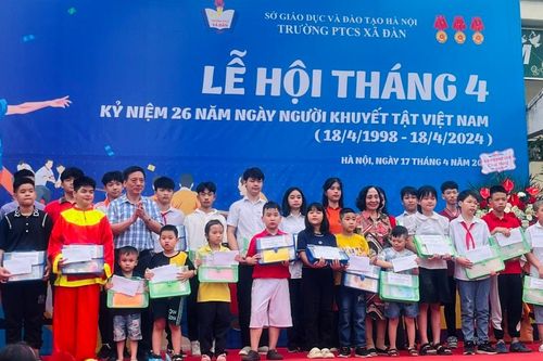 Món quà ý nghĩa dành tặng học sinh khuyết tật