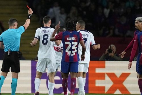 Fan Barcelona lại dậy sóng: Trọng tài rút thẻ đỏ với Araujo từng bị cấm cầm còi ở Champions League năm ngoái