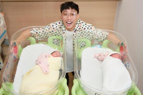 Cặp đôi Kim Chi - Gino Tống săn 'rồng vàng' thành công, hạnh phúc chào đón cặp sinh đôi chào đời