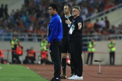Tìm người thay HLV Troussier: 'Chim sợ cành cong'