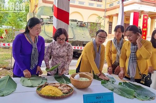 Vĩnh Long tổ chức thực hành truyền dạy và gói bánh chưng, bánh giầy