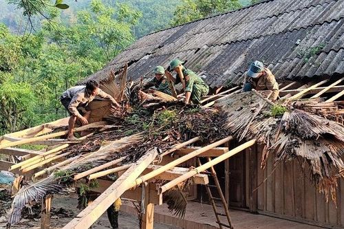 Lực lượng vũ trang Nghệ An giúp dân khắc phục hậu quả do mưa đá, lốc xoáy