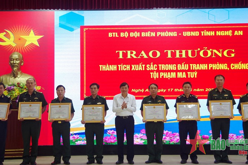 Trao thưởng đột xuất Bộ đội Biên phòng tỉnh Nghệ An