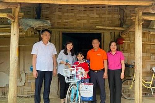 Hơn 110 triệu đồng hỗ trợ xây nhà, trao học bổng, tặng quà học sinh khó khăn tại Cao Bằng