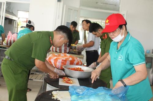 CAP Khuê Trung phát 900 suất ăn miễn phí cho bệnh nhân nghèo tại Bệnh viện Ung Bướu Đà Nẵng
