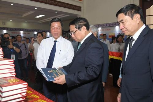 Bộ sách 'Võ Nguyên Giáp - Vị tướng của nhân dân' được xuất bản song ngữ với 5 thứ tiếng