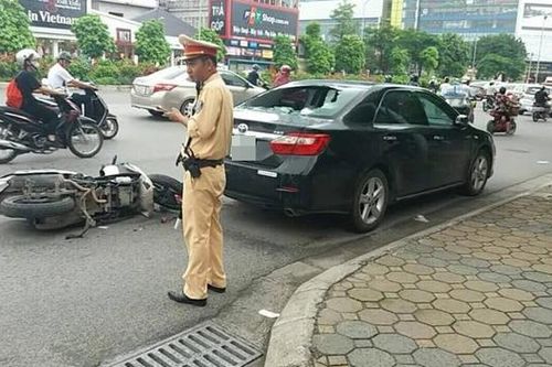 Tìm nhân chứng vụ thanh niên đi SH tông vào ô tô, tử vong