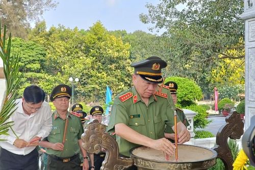 Bộ trưởng Bộ Công an dâng hương tri ân các Anh hùng - Liệt sĩ ở Tây Ninh