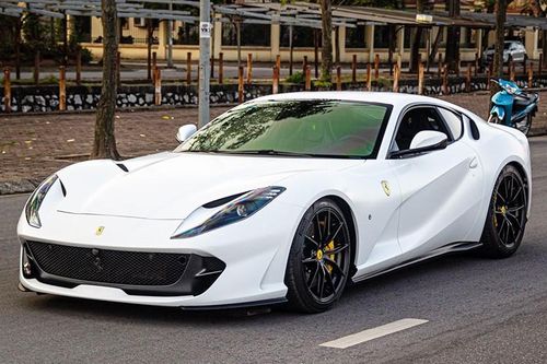 Chạm mặt Ferrari 812 Superfast hơn 25 tỷ 'trắng Ngọc Trinh' ở Hà Nội