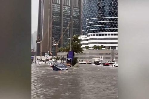 Video siêu xe lội nước trên đường phố Dubai