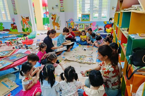 Cô trò mầm non vùng cao Nghệ An vẽ tranh đá gây quỹ góp sách cho thư viện xanh