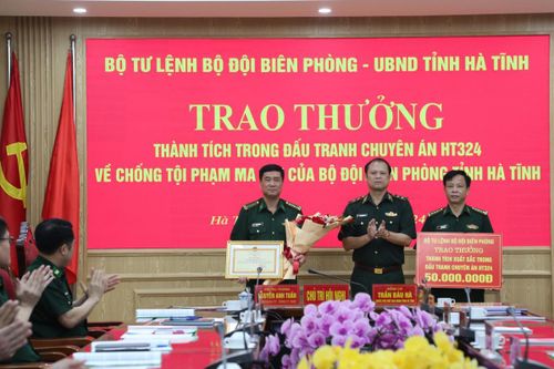 Trao thưởng thành tích xuất sắc trong đấu tranh với tội phạm ma túy