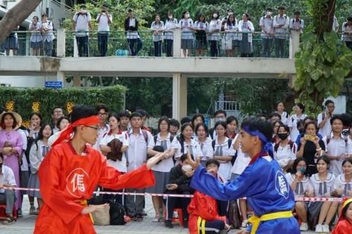 Học sinh hóa thân thành quân cờ, múa võ cổ truyền dịp Giỗ tổ Hùng Vương