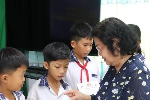 Quỹ học bổng Vừ A Dính tiếp sức trò nghèo vùng biển Bến Tre