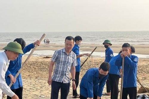 Tuổi trẻ Hà Tĩnh dọn rác đón mùa du lịch biển