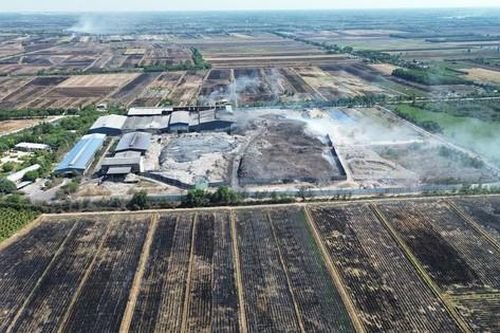 Người dân khốn đốn với bãi rác âm ỉ cháy tại Long An