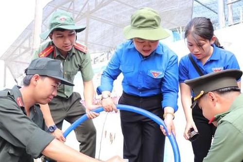 Áo xanh tình nguyện tiếp sức người dân vùng hạn mặn Bến Tre