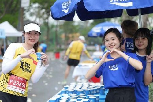 Pocari Sweat Việt Nam tiếp sức những bước chạy xanh tại sự kiện Ecopark City Trail 2024