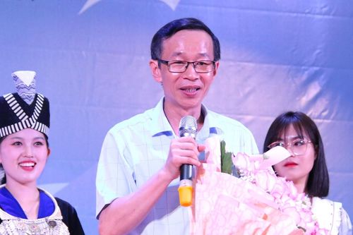 Phút bối rối tại sân bay của hiệu trưởng Sư phạm và chuyện học tiếng Anh ở tuổi 35