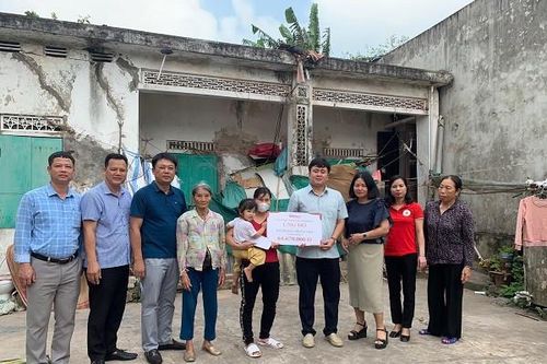 Trao hơn 64 triệu đồng đến em Hoàng Trung Hiếu bị tai nạn giao thông