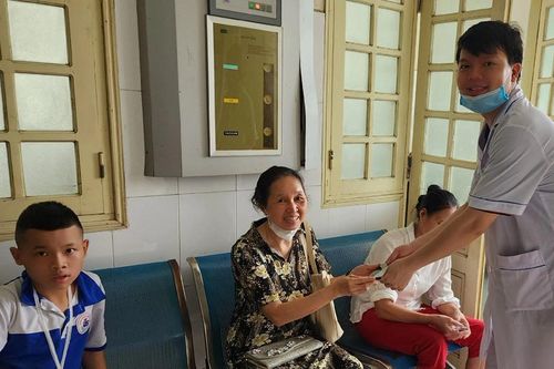 Chiếc điện thoại bị bỏ quên tìm về chính chủ nhờ hệ thống đặc biệt ở bệnh viện