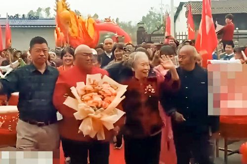 Cụ ông 86 tuổi cưới mối tình đầu sau 60 năm xa cách, trăm người đến chúc mừng
