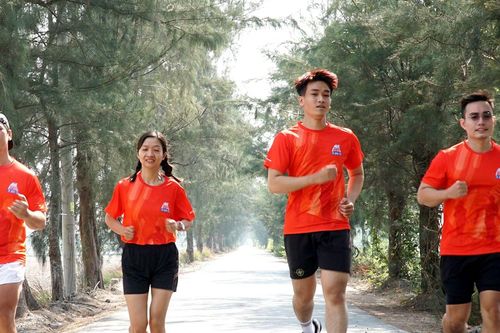 'Nữ hoàng điền kinh' Tú Chinh dự giải half-marathon Tự hào Tổ quốc tôi