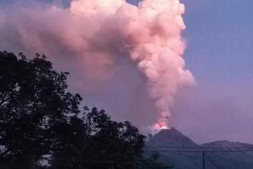 Núi lửa Ruang tại Indonesia phun trào, hàng trăm người sơ tán