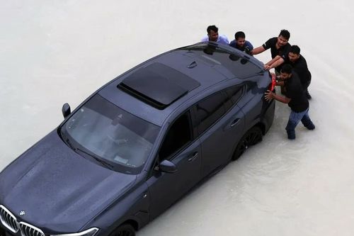 Cảnh đô thị phồn hoa Dubai chìm trong biển nước do lũ lụt