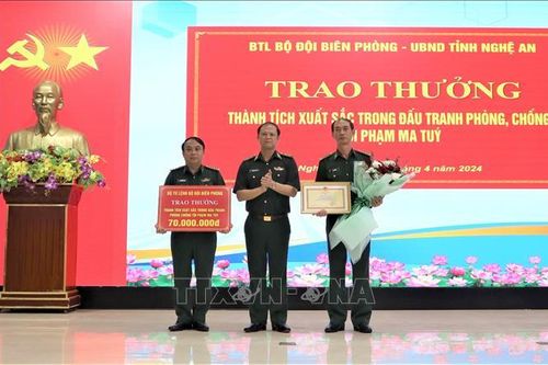 Khen thưởng lực lượng Biên phòng Nghệ An trong đấu tranh với tội phạm ma túy